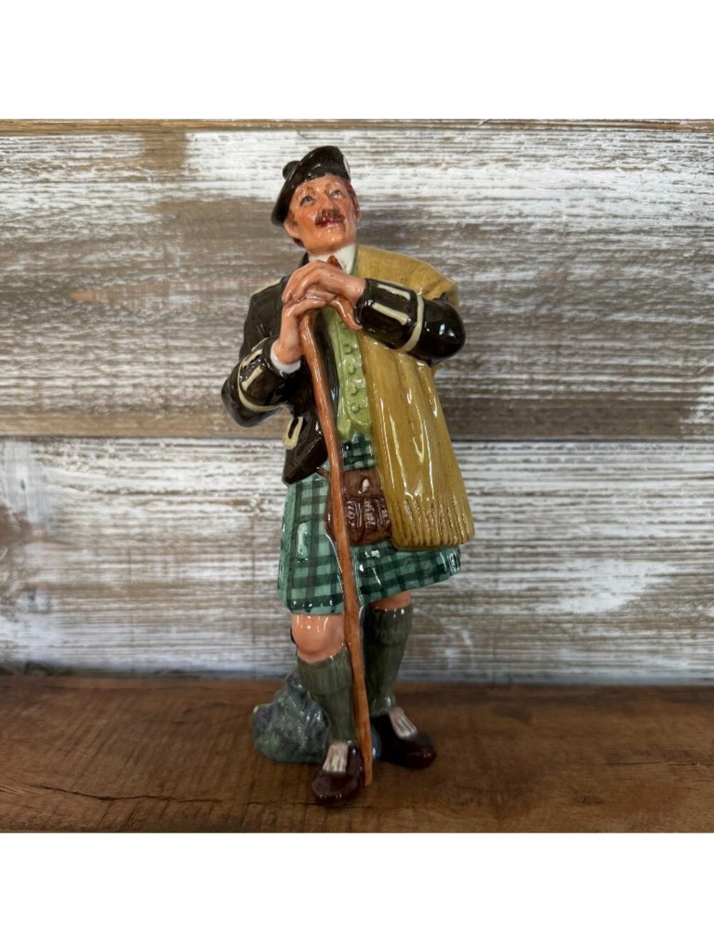 Royal Doulton The Laird Figurine HN2361 Scottish Highlander Tartan kilt England